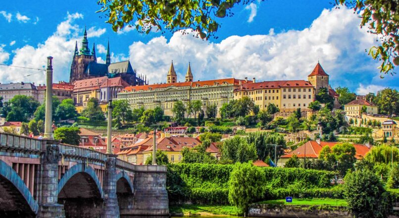 Descubre la magia de Praga en un viaje económico