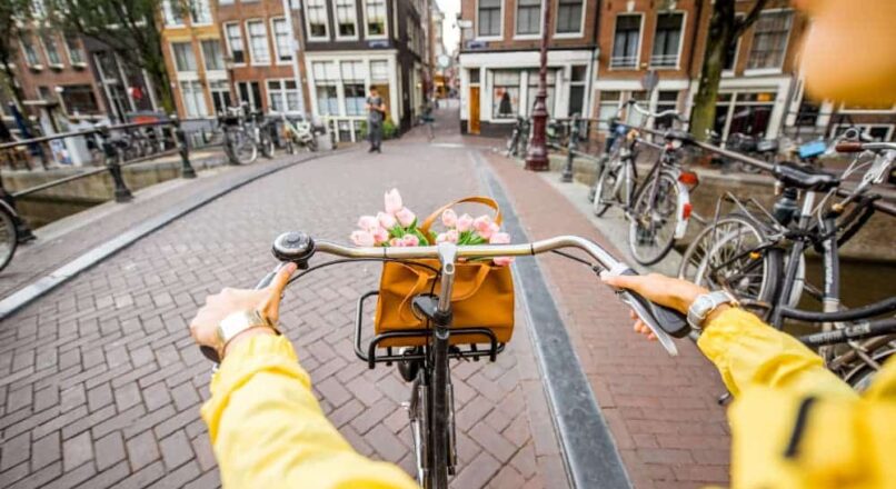 Recorriendo los canales de Ámsterdam en bici